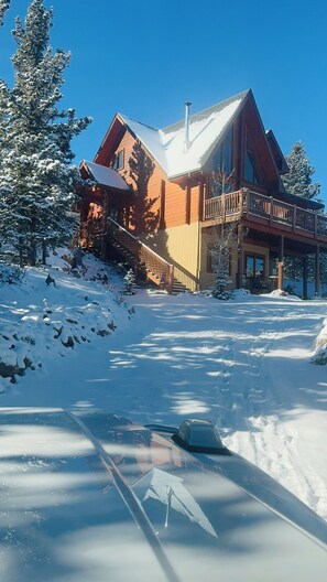 A wooden cabin with a balcony, surrounded by snow-covered trees. - Cozy Cedar Cabin w/ Hot Tub, Mountain Views + Fireplace > Open Sky Cabin, CO (Jefferson)