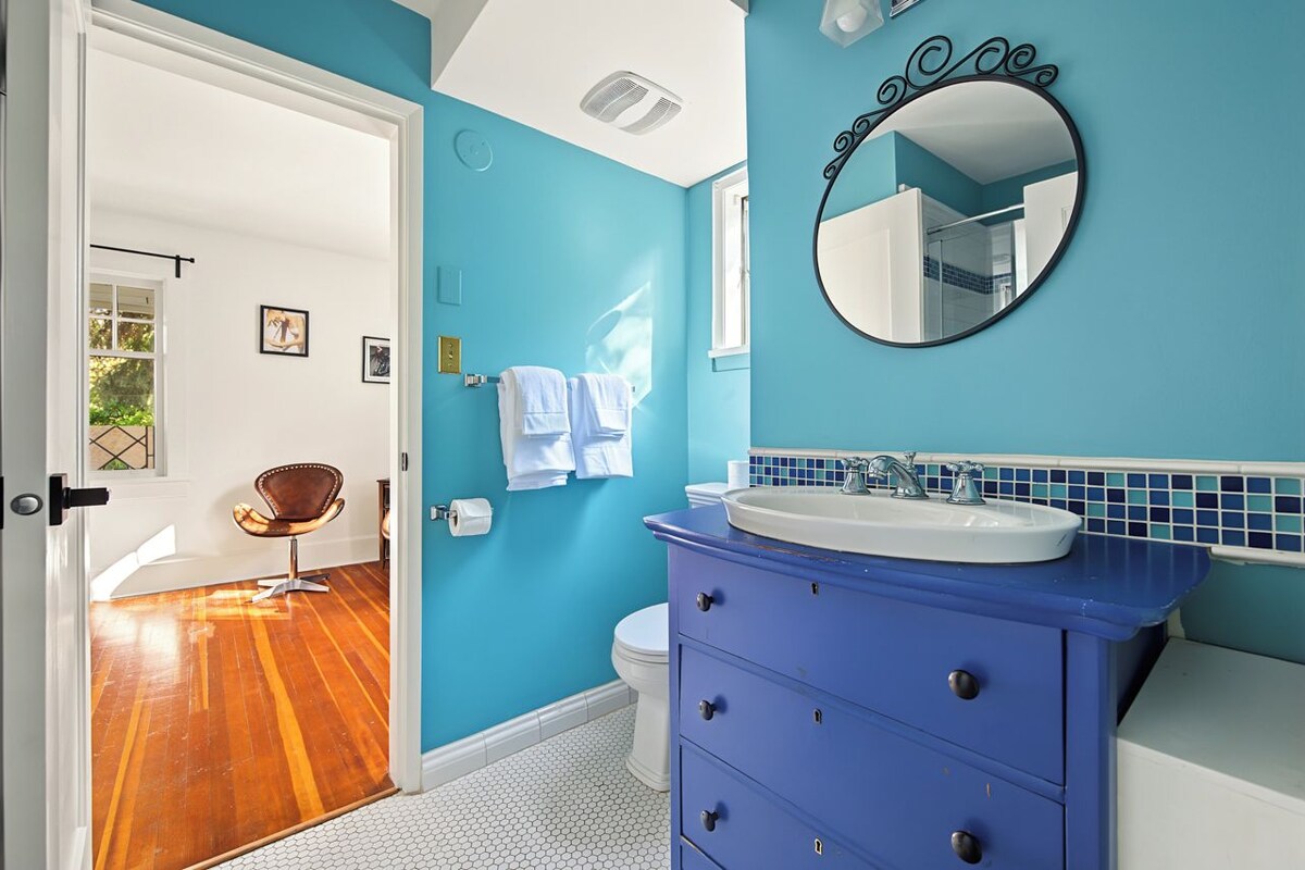 Premium Quadruple Room, 2 Queen Beds, Non Smoking | Bathroom