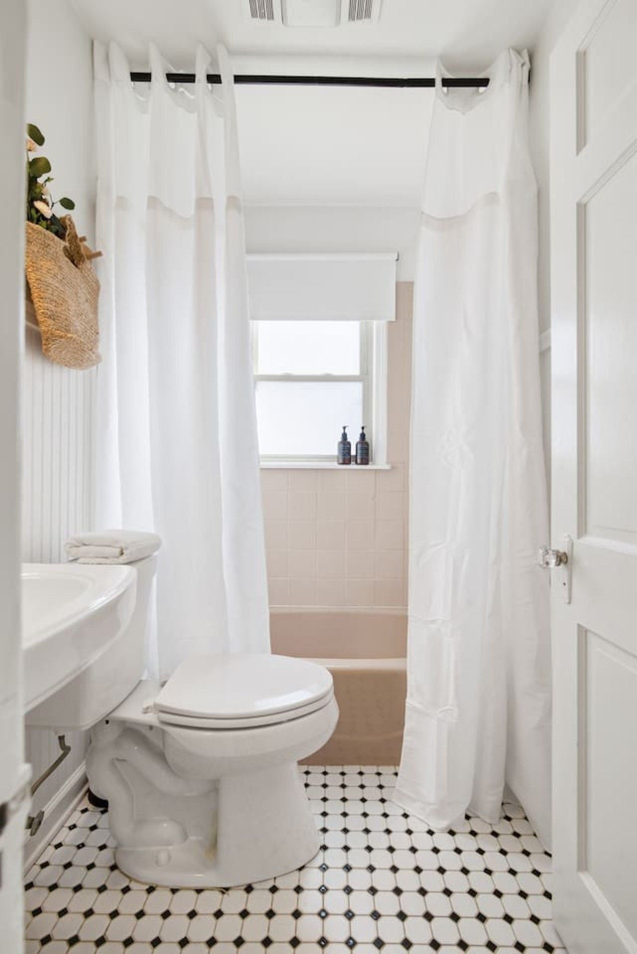 Un baño con inodoro, lavamanos y bañera.