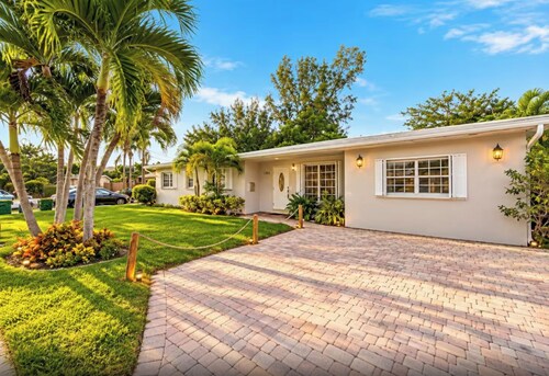 Aventura Pool Villa 5BD 3BR w Heated Pool and tub