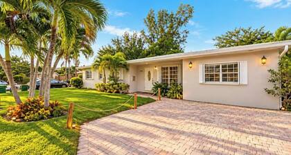 Aventura Pool Villa 5BD 3BR w Heated Pool and tub