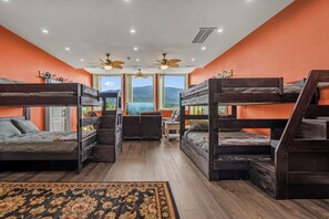 Ein Zimmer mit Stockbetten, Deckenventilator und Bergblick.