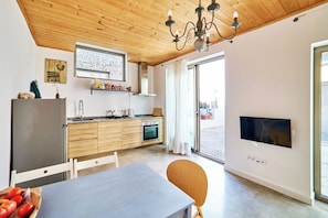Private kitchen - Cozy 1-bedroom apartment in fabulous Faro with AC/heating with private terrace (Faro)