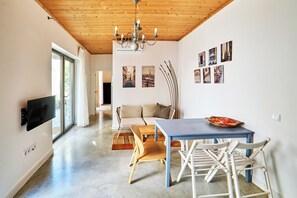 Living area - Cozy 1-bedroom apartment in fabulous Faro with AC/heating with private terrace (Faro)