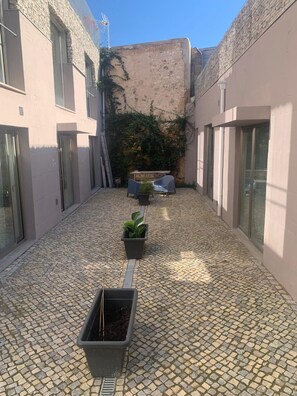 Terrace/patio - Cozy 1-bedroom apartment in fabulous Faro with AC/heating with private terrace (Faro)