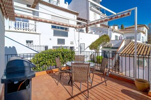 Outdoor dining - Townhouse in Nerja Near El Playazo Beach (Nerja)
