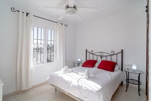 Room - Townhouse in Nerja Near El Playazo Beach (Nerja)