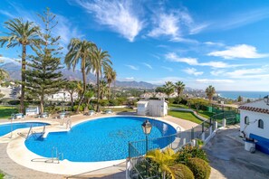 Pool - Townhouse in Nerja Near El Playazo Beach (Nerja)