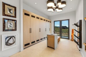Un baño moderno con un mueble de madera grande, un lavabo y una zona de ducha.