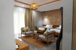 Et moderne hotelværelse med en seng, to stole, et lille bord og en dekorativ vase.