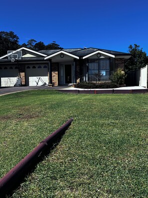 Exterior - Sunshine Bay Poolside Escape (Sunshine Bay)