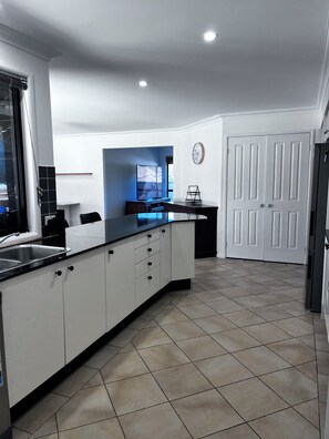 Interior - Sunshine Bay Poolside Escape (Sunshine Bay)