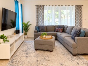 Living area - Spacious 5-bedroom townhome in enchanting Davenport close to Disney (Davenport)
