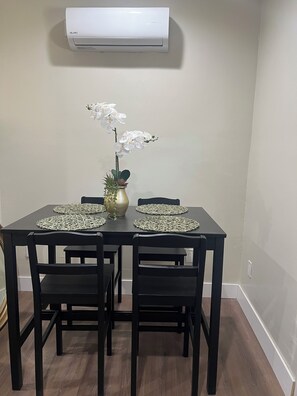 Dining - Cozy 1-bedroom house in pleasant Los Angeles with AC (Los Angeles)