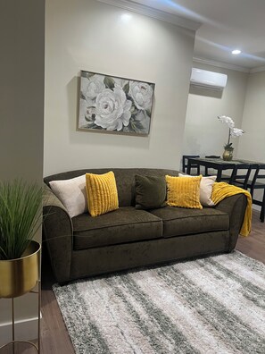 Living area - Cozy 1-bedroom house in pleasant Los Angeles with AC (Los Angeles)