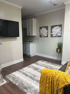 Interior - Cozy 1-bedroom house in pleasant Los Angeles with AC (Los Angeles)