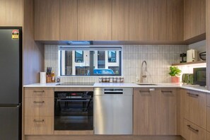Private kitchen - Effortless City-Fringe Stay w Gated EV Carpark (Christchurch)