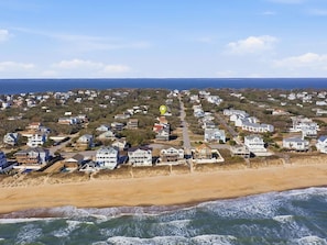 Ett bostadsområde vid kusten med hus som ligger längs stranden.