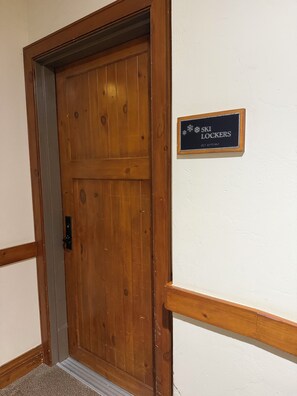 A wooden door with a metal handle and a sign above it that reads 'SKI LOCKERS'. - Snow Cloud Slope Side Dream
3 bedroom/3 1/2 bath ski in/ski out (Avon)