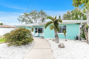 Exterior - Aqua Vida – 3BR/2BA Near Beach w/Outdoor Entertaining Sleeps up to 8 (Indian Rocks Beach)