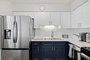 Private kitchen - Aqua Vida – 3BR/2BA Near Beach w/Outdoor Entertaining Sleeps up to 8 (Indian Rocks Beach)
