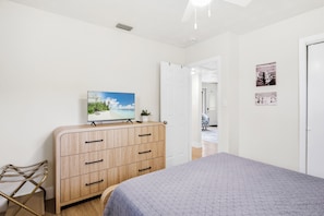 Room - Aqua Vida – 3BR/2BA Near Beach w/Outdoor Entertaining Sleeps up to 8 (Indian Rocks Beach)