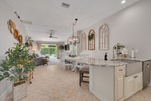 Dining - Relaxing Poolside Oasis- 5 minutes to downtown Sponge Docks (Tarpon Springs)