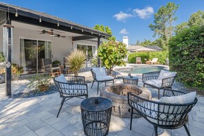 Terrace/patio - Relaxing Poolside Oasis- 5 minutes to downtown Sponge Docks (Tarpon Springs)