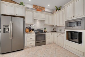 Private kitchen - Relaxing Poolside Oasis- 5 minutes to downtown Sponge Docks (Tarpon Springs)