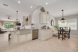 Interior - Relaxing Poolside Oasis- 5 minutes to downtown Sponge Docks (Tarpon Springs)