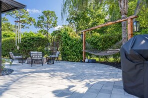 Outdoor dining - Relaxing Poolside Oasis- 5 minutes to downtown Sponge Docks (Tarpon Springs)