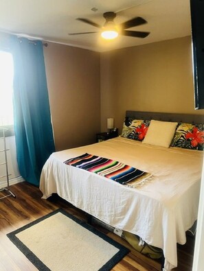 Room - 1-bedroom condo 5 min walk to beaches and restaurants; NEW LISTING SPECIALS (Lahaina)