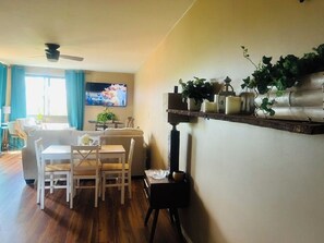 Living area - 1-bedroom condo 5 min walk to beaches and restaurants; NEW LISTING SPECIALS (Lahaina)