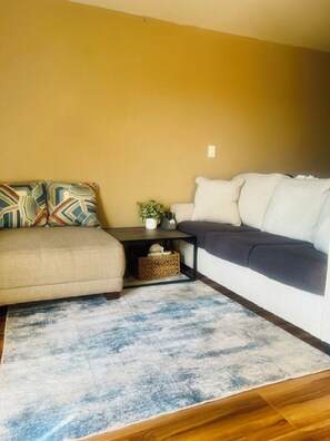 Living area - 1-bedroom condo 5 min walk to beaches and restaurants; NEW LISTING SPECIALS (Lahaina)