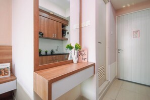 Eine moderne Küche mit Holzschränken, einer Arbeitsplatte und einem Spülbecken. Eine Tür mit einem Schild darauf.