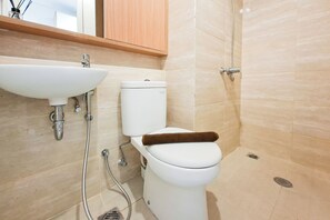Ein Badezimmer mit Toilette, Waschbecken und Dusche.