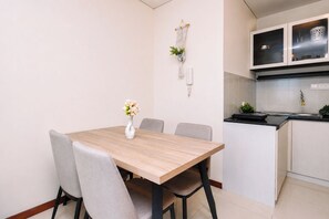 Une cuisine moderne avec un coin repas.