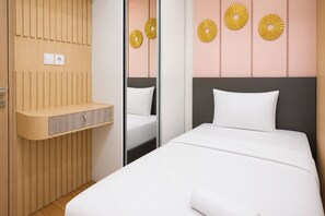 Ein Schlafzimmer mit einem Bett, einem Holzschrank, einem Spiegel und dekorativen Wandverkleidungen.
