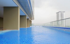 Ein Hallenbad mit Blick auf einen Hochhaus im Hintergrund.