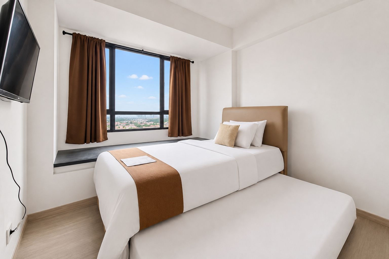 Quarto de hotel com cama, janela com cortinas, televisão de tela plana e vista para a paisagem urbana.