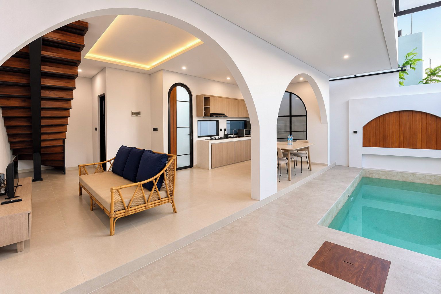 Een modern interieur met een zwembad, een eethoek en een keuken.