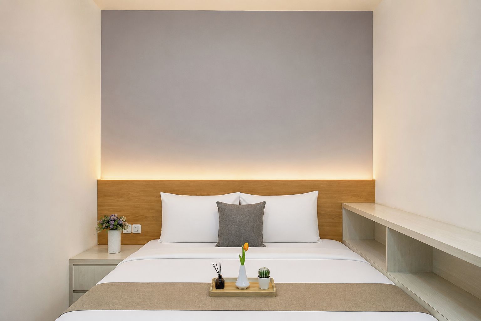 Una camera d'albergo moderna con un letto, comodini, un tavolino da notte e un vassoio con un vaso e una piccola pianta.