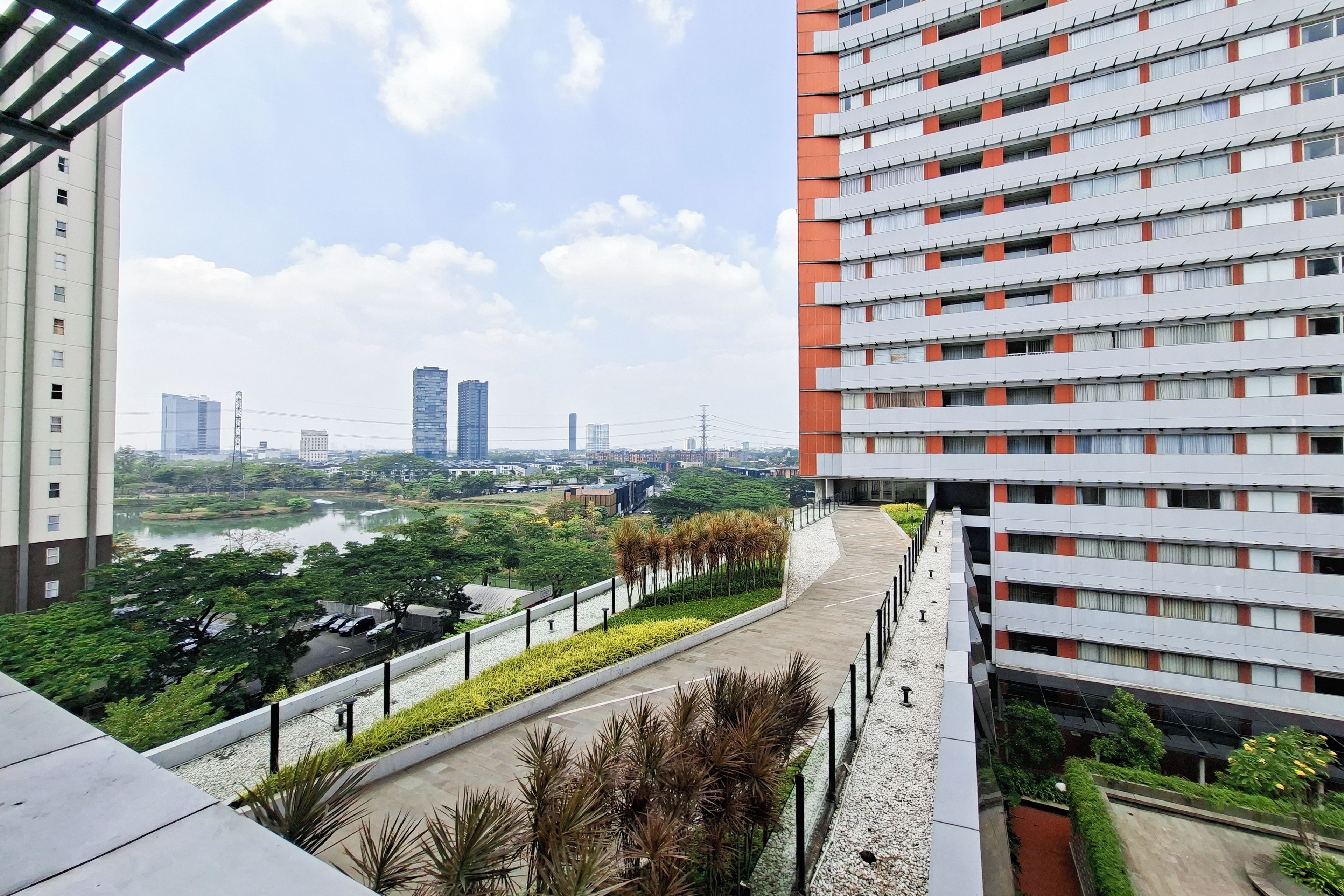 Un edificio alto con vistas a un río y vegetación.