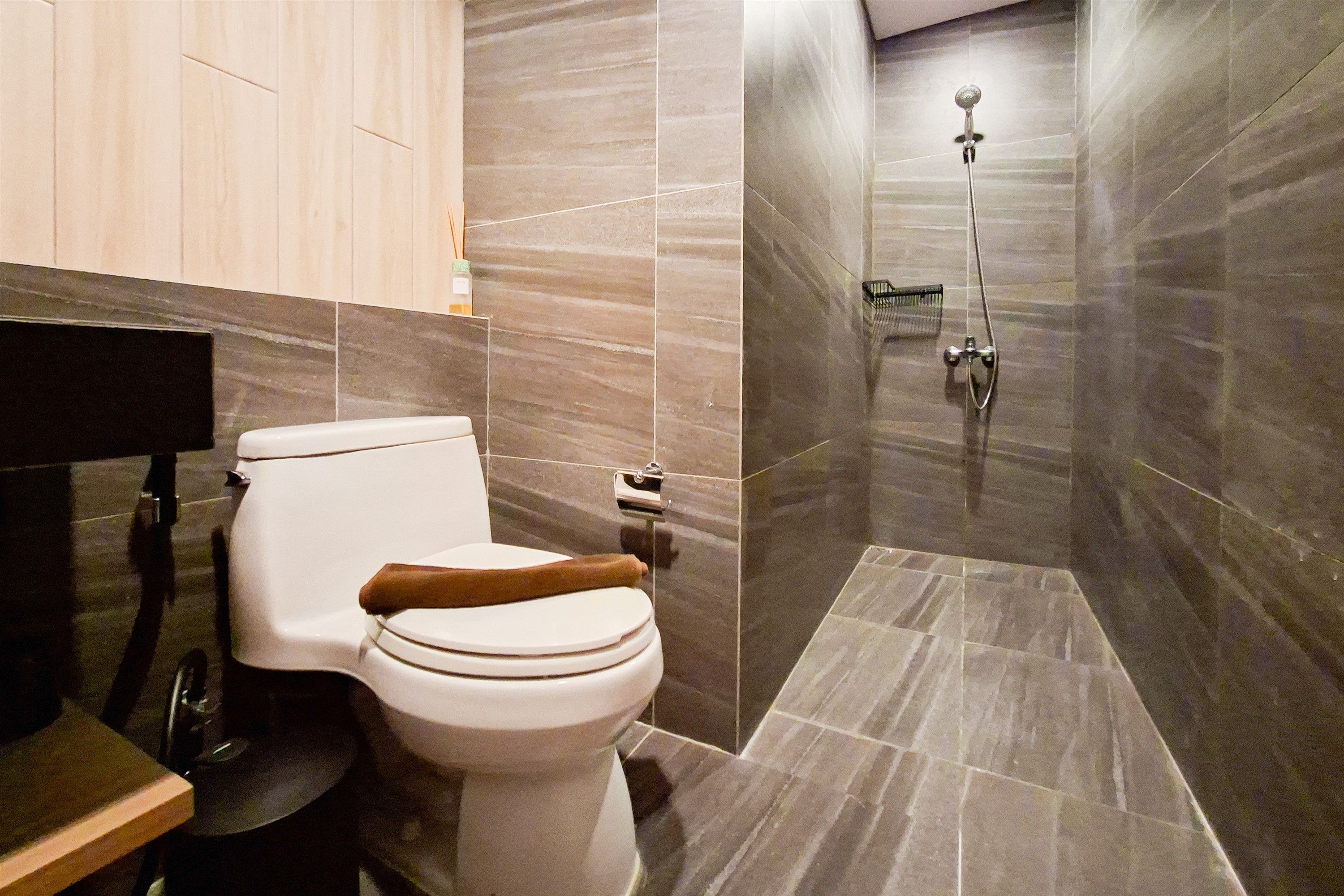 Un baño moderno con inodoro, ducha e lavamanos.