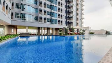 Un edificio moderno con piscina y zona de estar al aire libre.