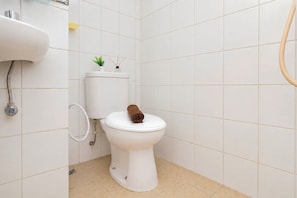 Bathroom - Lovely And Cozy Studio At Apartment Kebagusan City (Jakarta)
