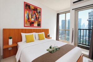 Ein modernes Hotelzimmer mit einem großen Bett, Blick auf die Stadt, einem abstrakten Gemälde in rotem Rahmen und einem kleinen Topfpflanze.