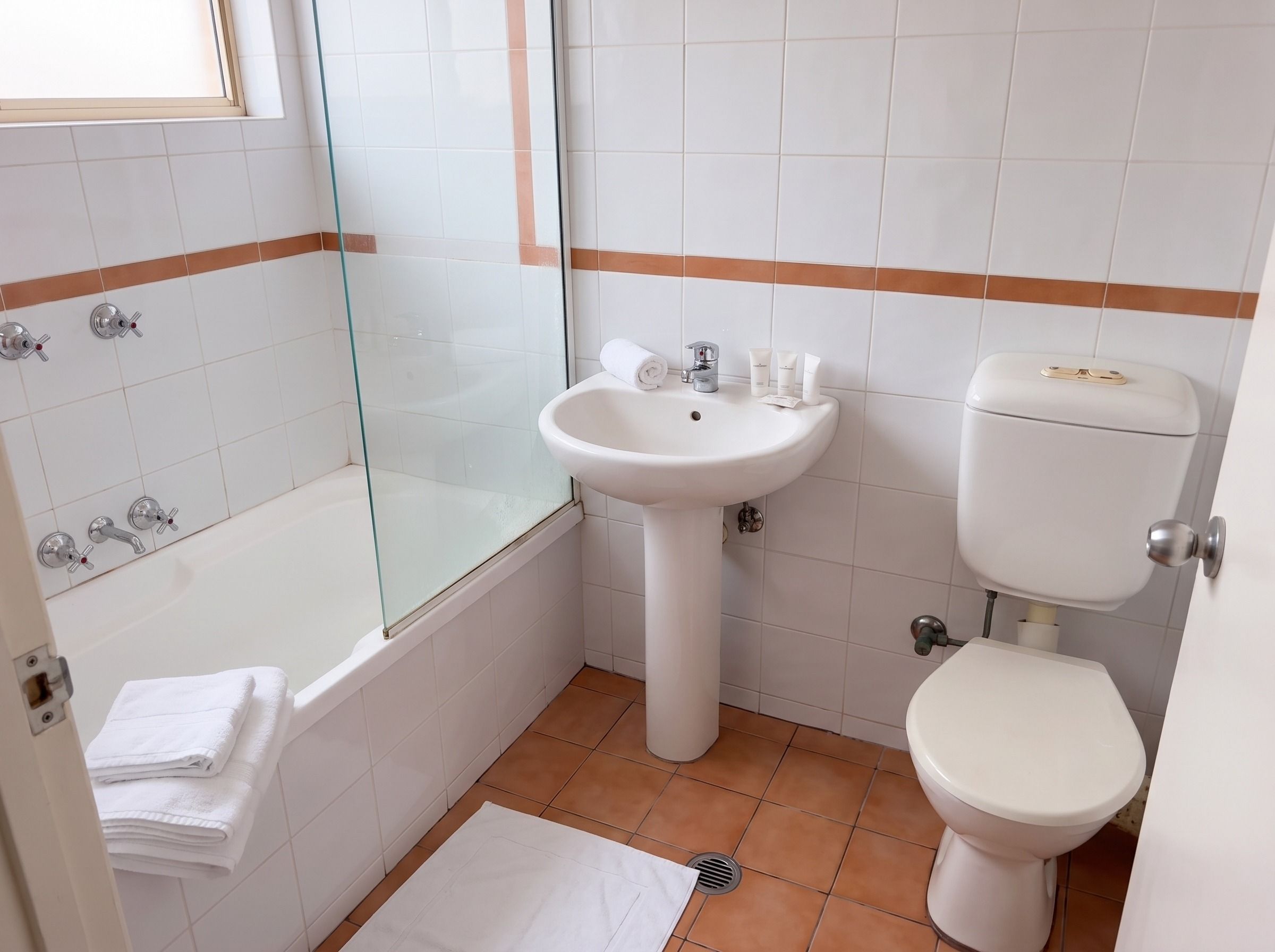 Ein Badezimmer mit einer Badewanne, einem Waschbecken und einer Toilette.