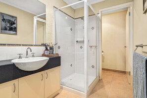 Bathroom - Butter Factory 12 - Stylish Coastal Getaway (Apollo Bay)