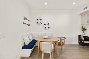 Dining - Sleeps 10 · Rooftop Deck + Fire Pit · Walk to Beach · Sunset on Second HB (Huntington Beach)